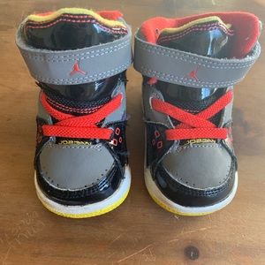 🆕 Black / White / Red Baby Jordan Sneakers Sz 4C